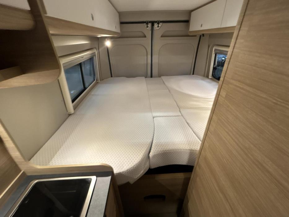 ROADCAR VAN R 640 2023