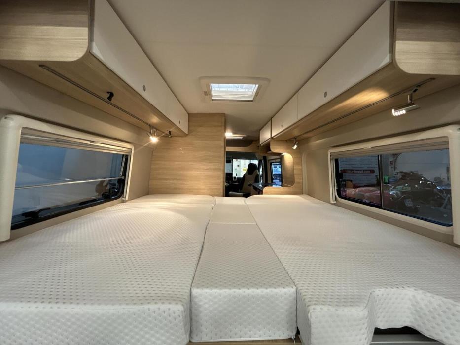 ROADCAR VAN R 640 2023