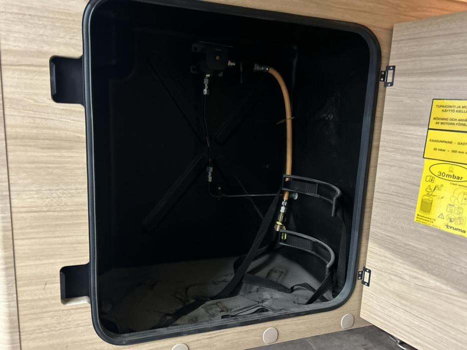 ROADCAR VAN R 640 2023