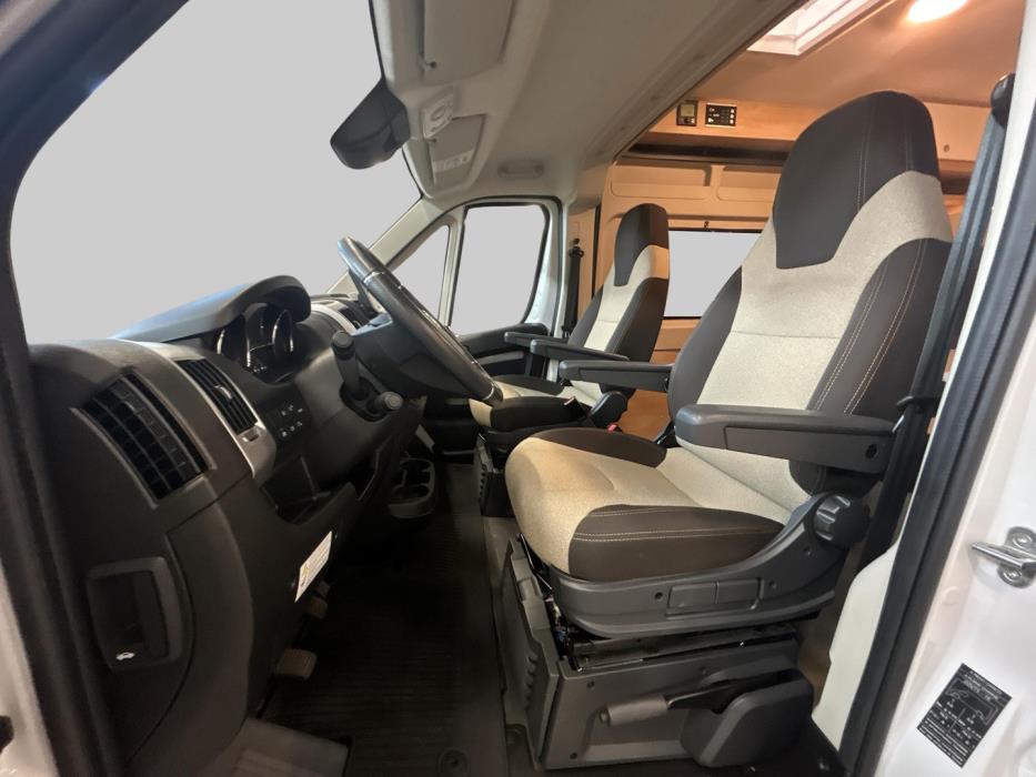 ROADCAR VAN R 640 2023