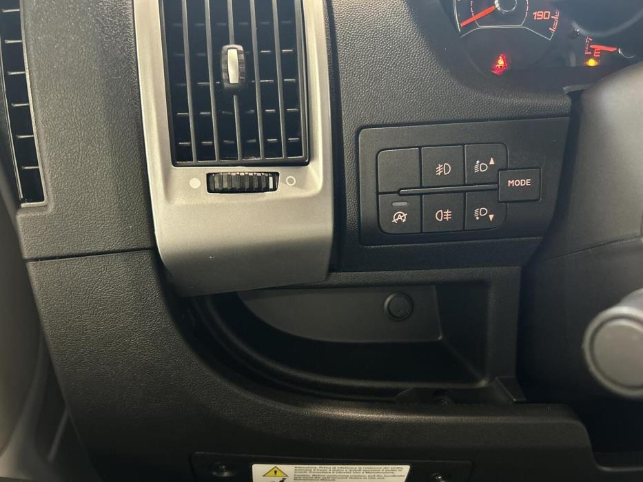 ROADCAR VAN R 640 2023