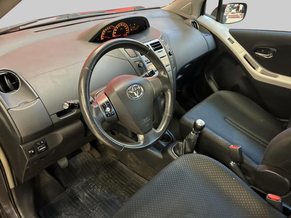 TOYOTA Yaris 2010