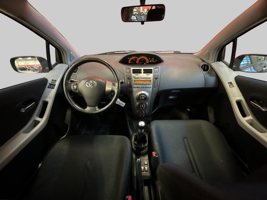 TOYOTA Yaris 2010