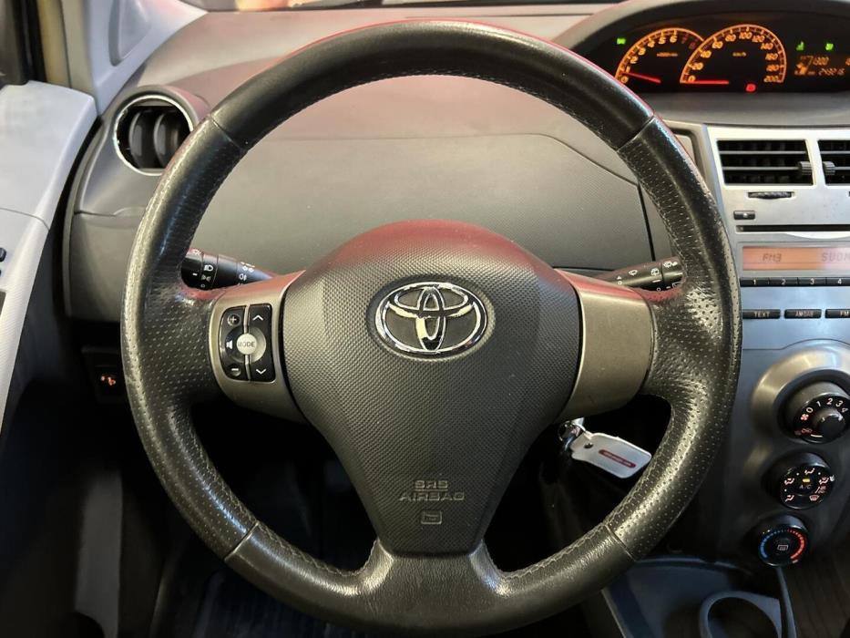 TOYOTA Yaris 2010