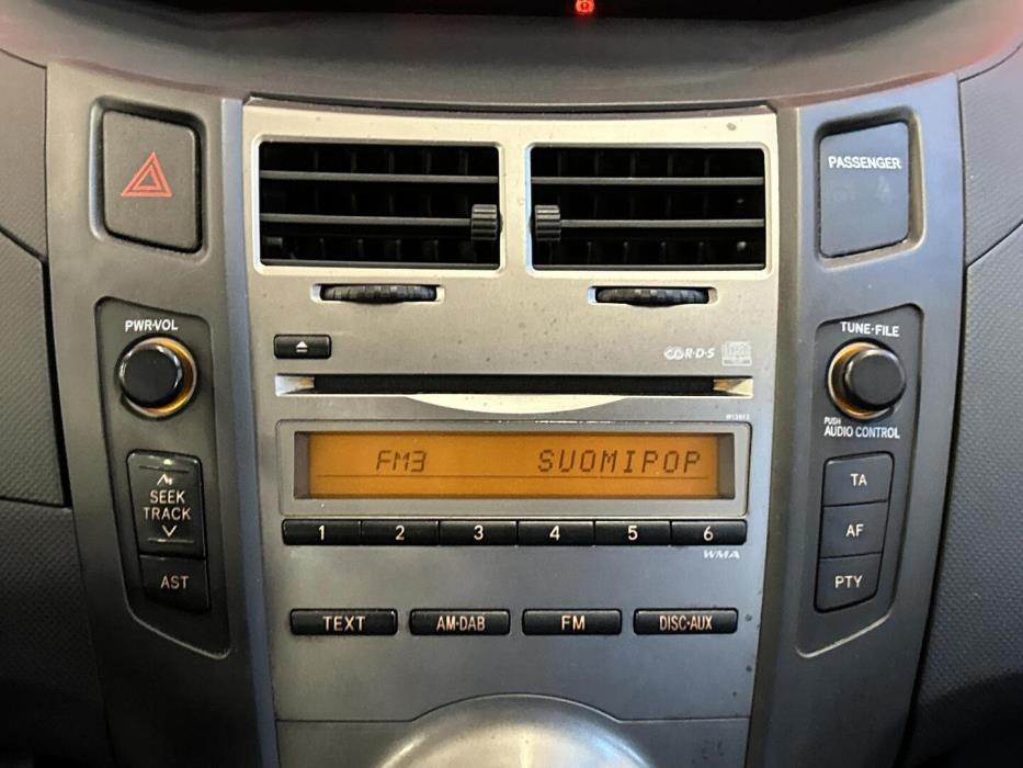 TOYOTA Yaris 2010