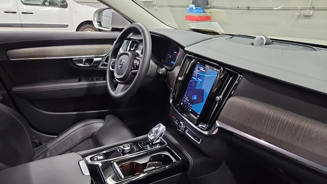 VOLVO V90 2023
