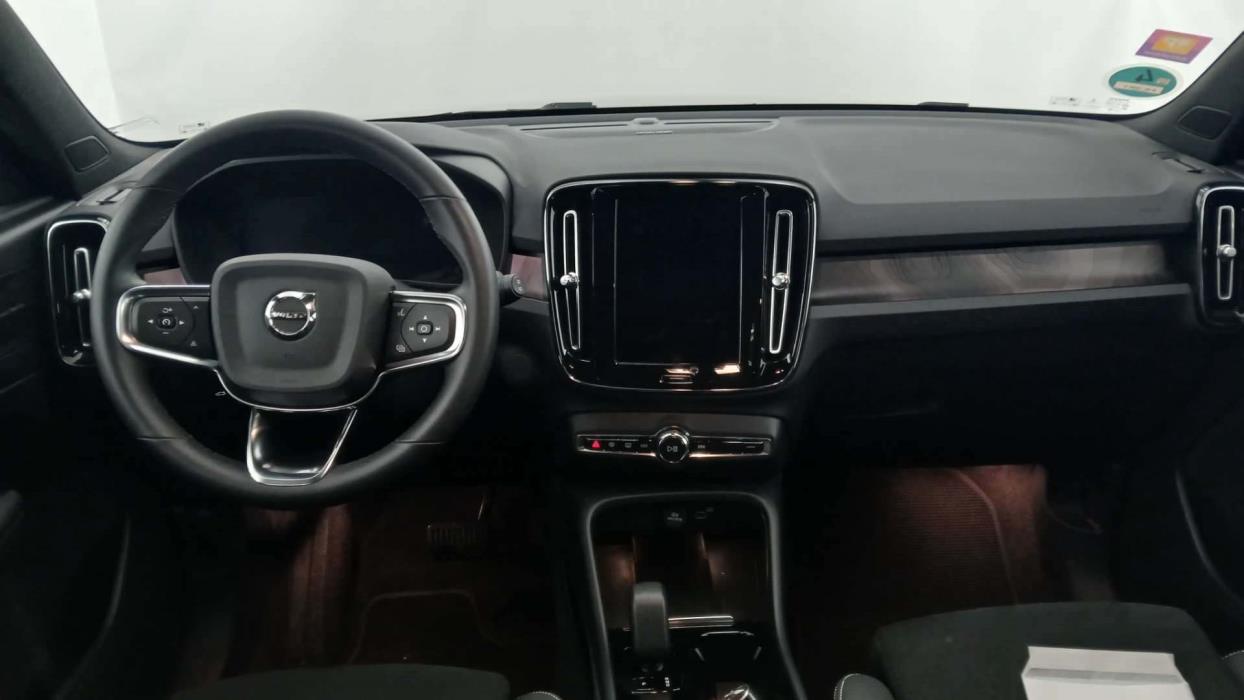 VOLVO XC40 2023