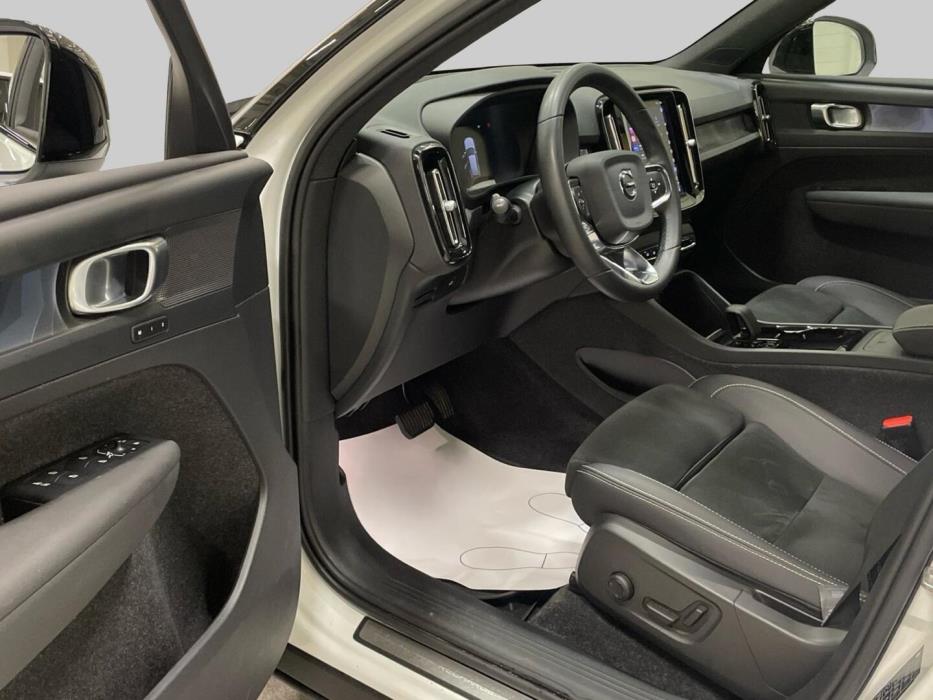 VOLVO XC40 2023