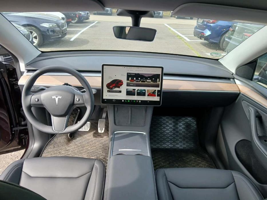 TESLA MODEL Y 2024