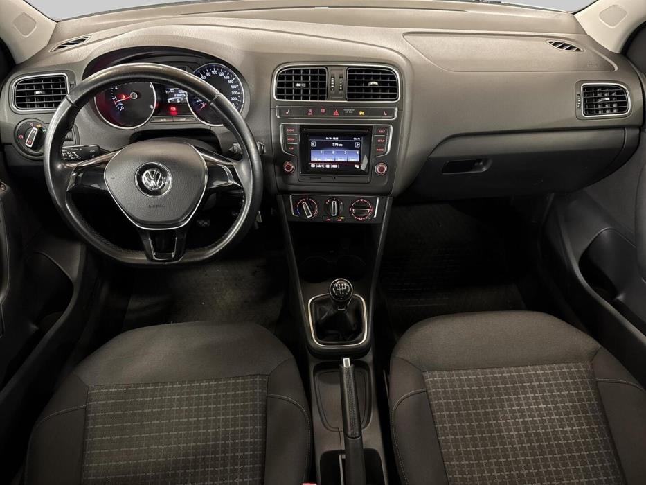 VOLKSWAGEN Polo 2015