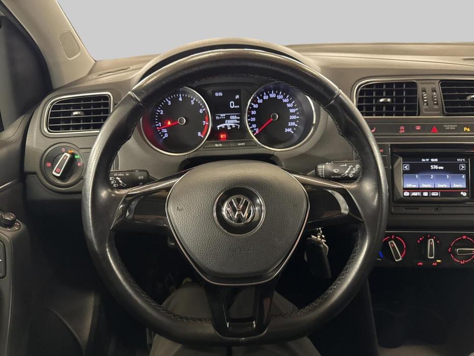VOLKSWAGEN Polo 2015
