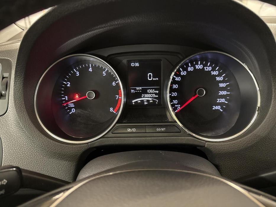 VOLKSWAGEN Polo 2015