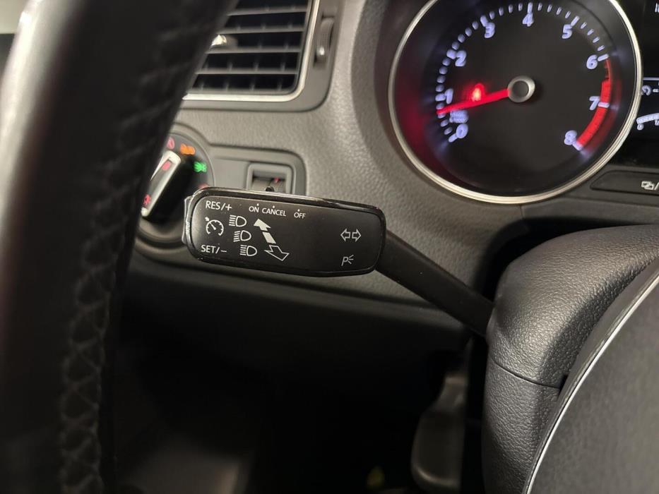 VOLKSWAGEN Polo 2015
