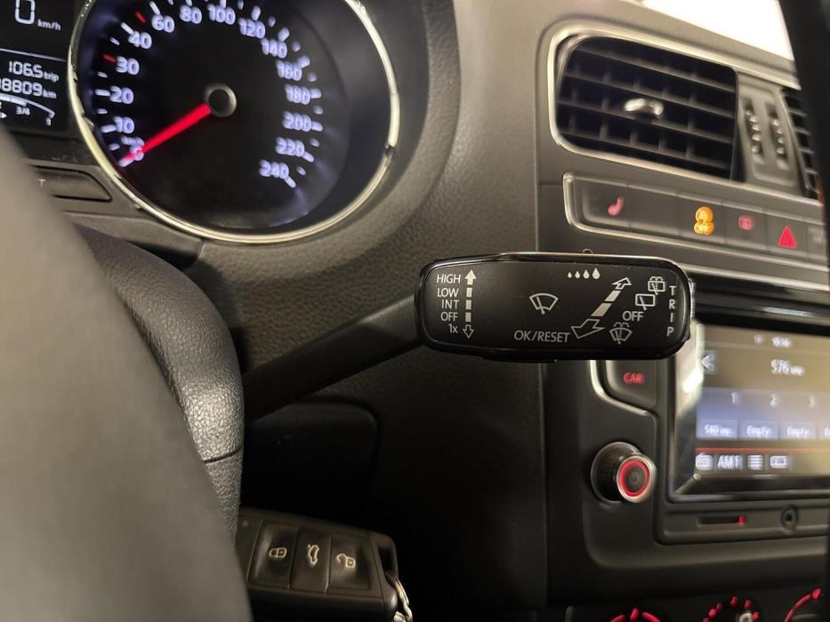VOLKSWAGEN Polo 2015