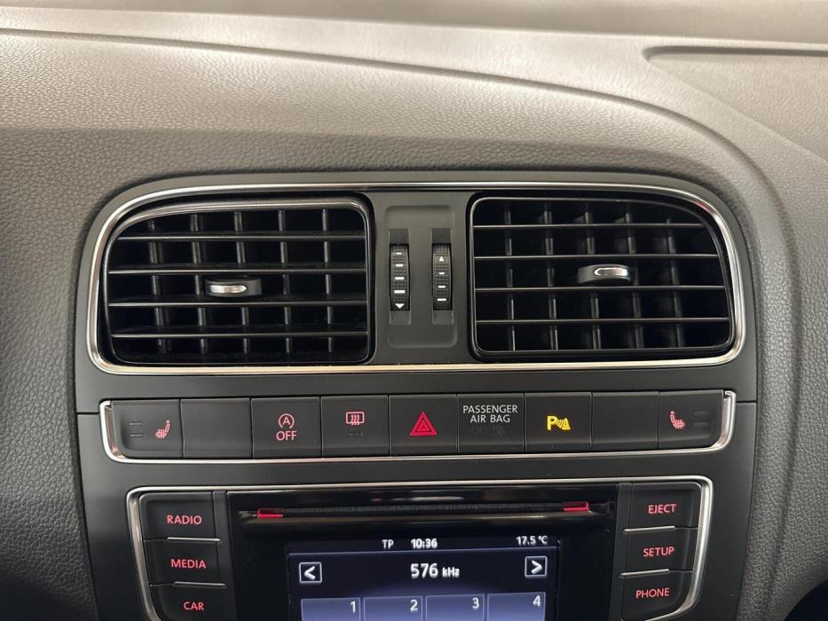 VOLKSWAGEN Polo 2015