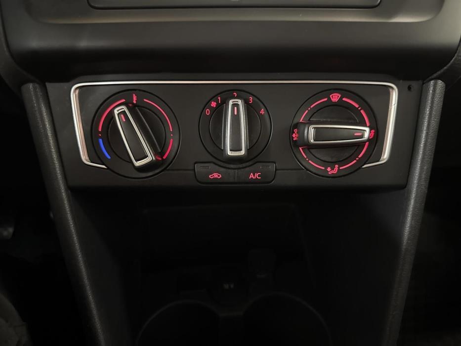 VOLKSWAGEN Polo 2015