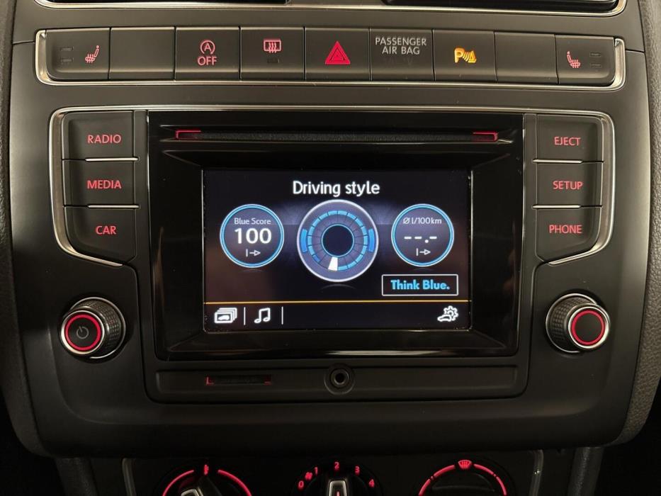 VOLKSWAGEN Polo 2015