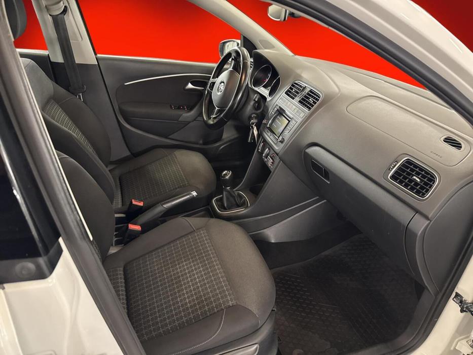 VOLKSWAGEN Polo 2015