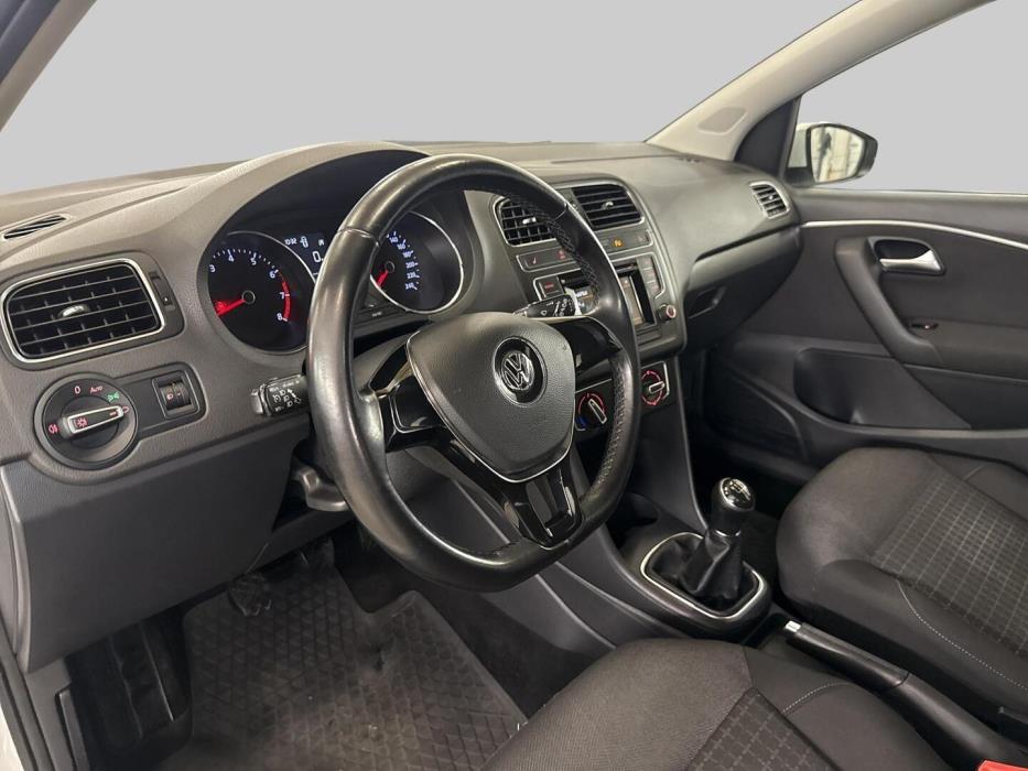 VOLKSWAGEN Polo 2015