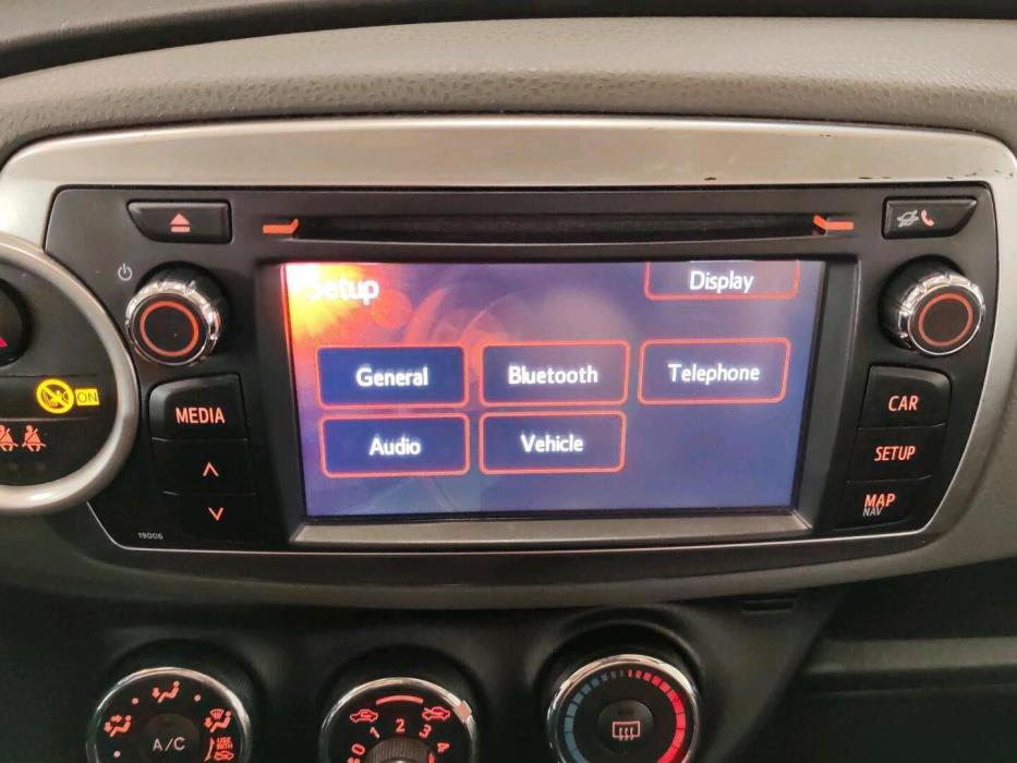 TOYOTA Yaris 2014