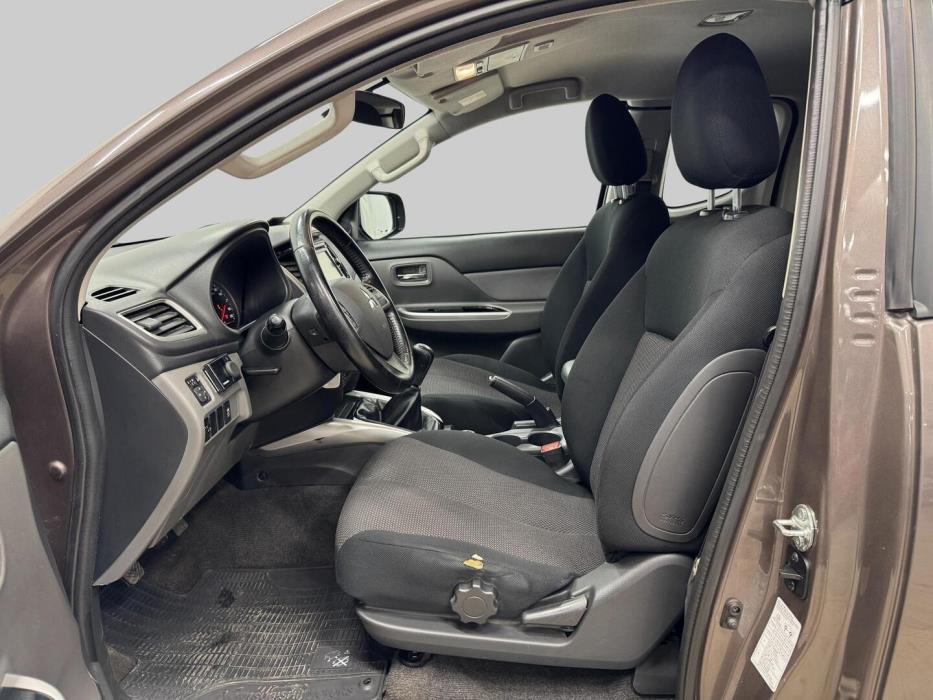 MITSUBISHI L200 2016