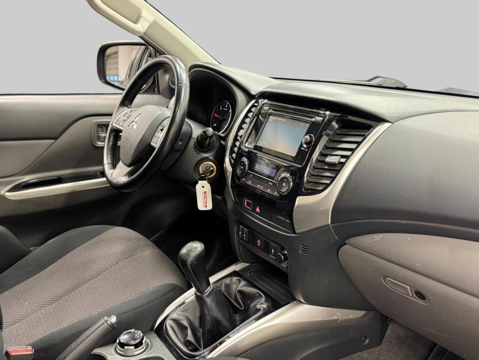 MITSUBISHI L200 2016