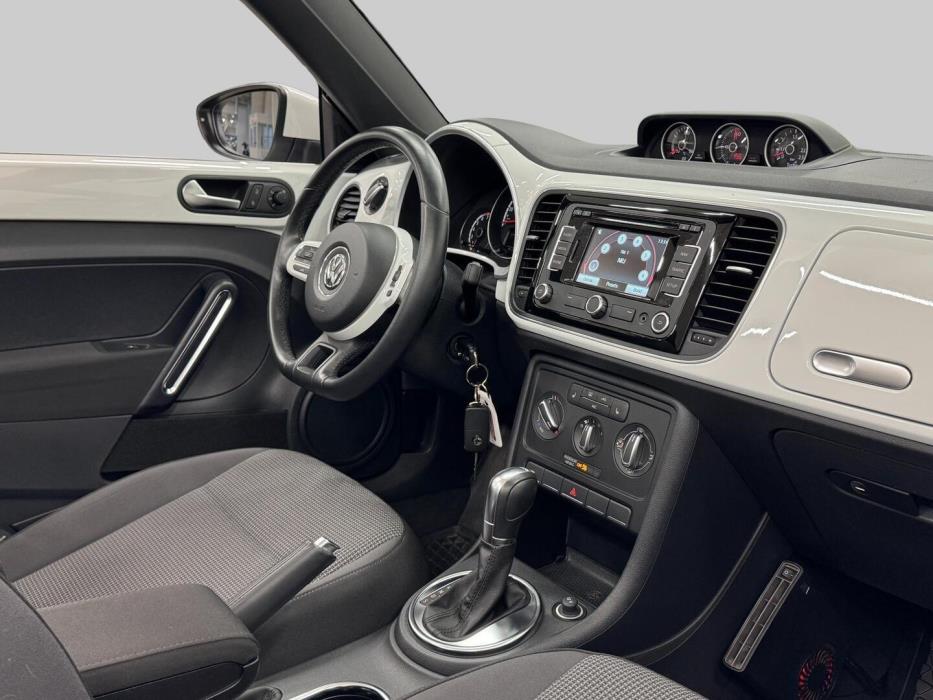 VOLKSWAGEN Beetle 2014