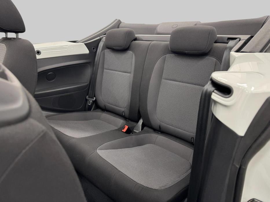 VOLKSWAGEN Beetle 2014