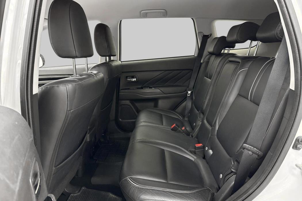 MITSUBISHI Outlander PHEV 2016