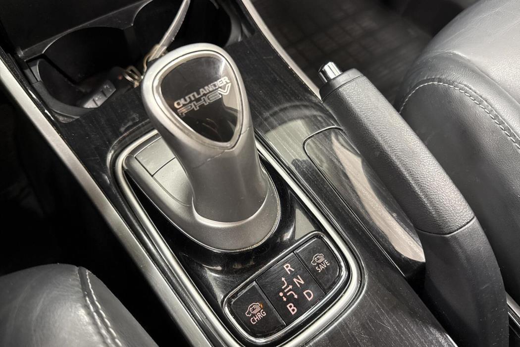 MITSUBISHI Outlander PHEV 2016