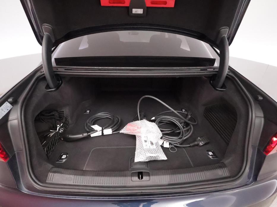 AUDI A8 2025