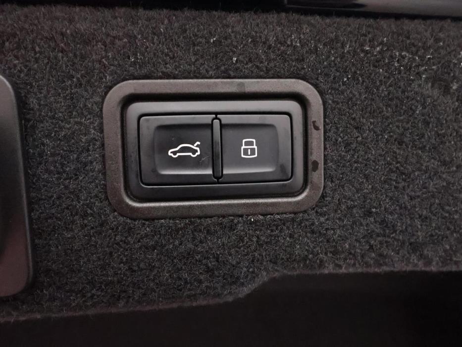 AUDI A8 2025