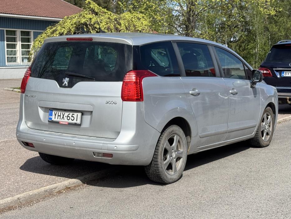 PEUGEOT 5008 2010
