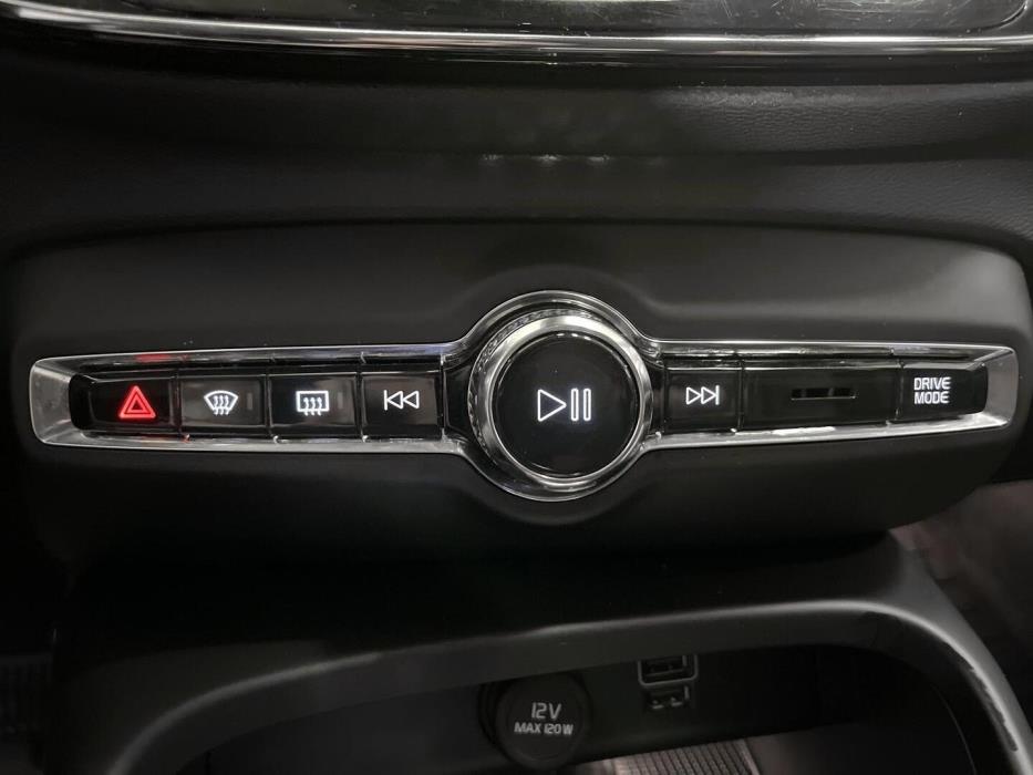 VOLVO XC40 2021