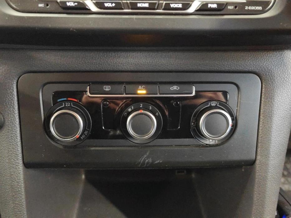 VOLKSWAGEN Amarok 2012