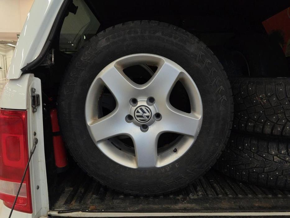 VOLKSWAGEN Amarok 2012
