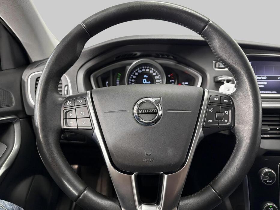 VOLVO V40 2018