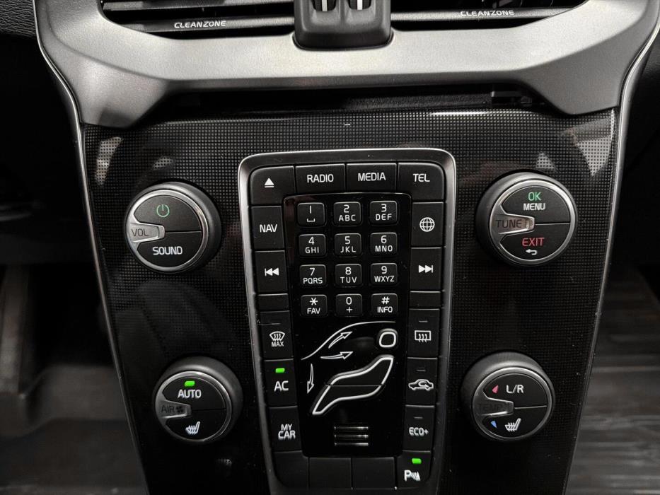 VOLVO V40 2018