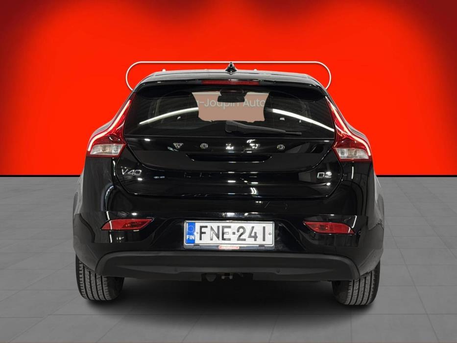 VOLVO V40 2018
