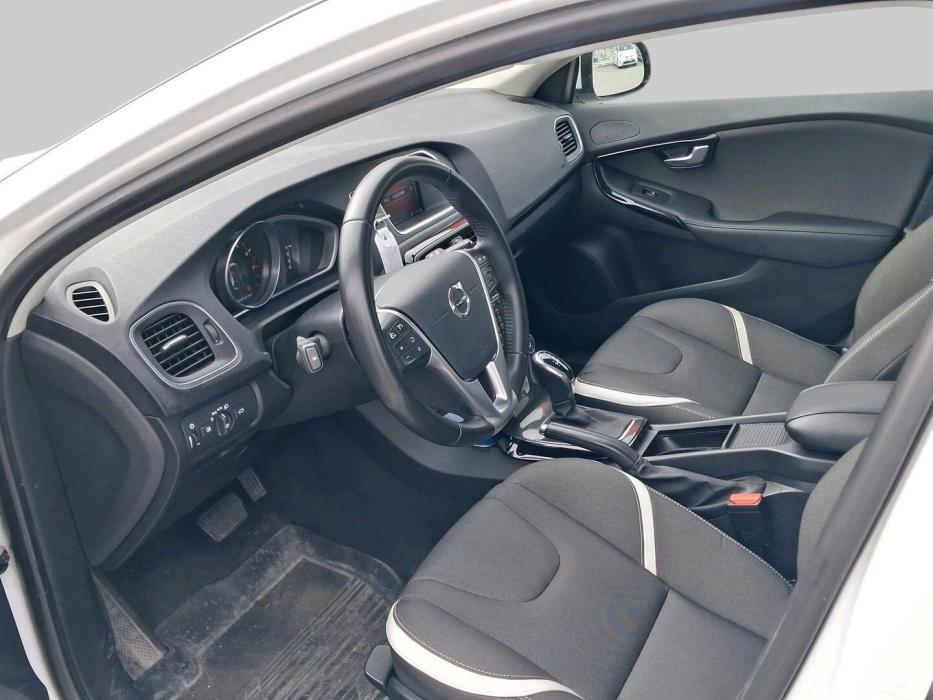 VOLVO V40 2019