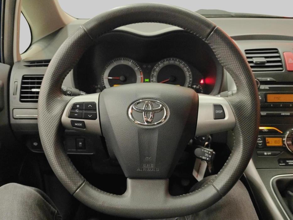 TOYOTA Auris 2012
