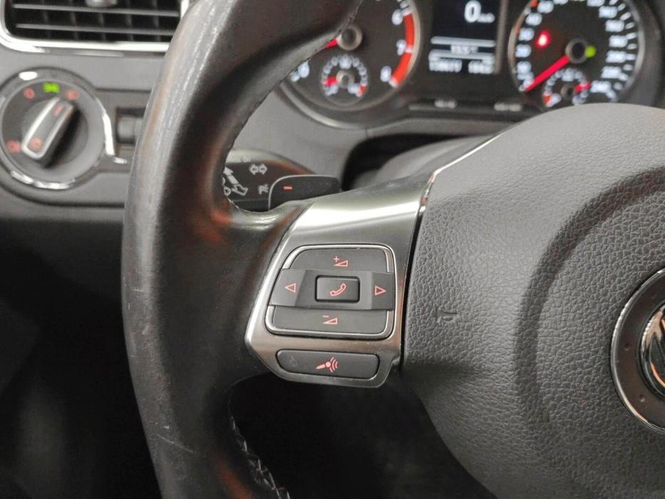 VOLKSWAGEN Polo 2013