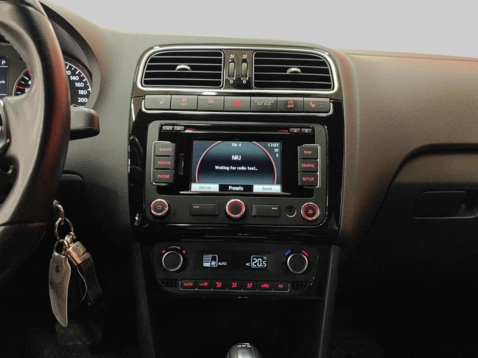 VOLKSWAGEN Polo 2013