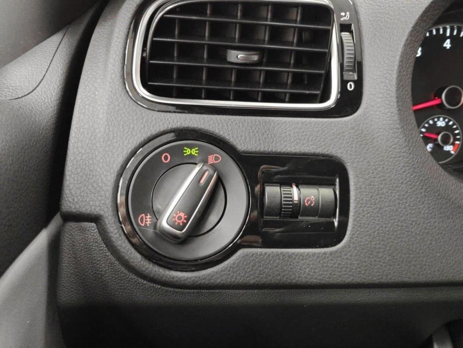 VOLKSWAGEN Polo 2013