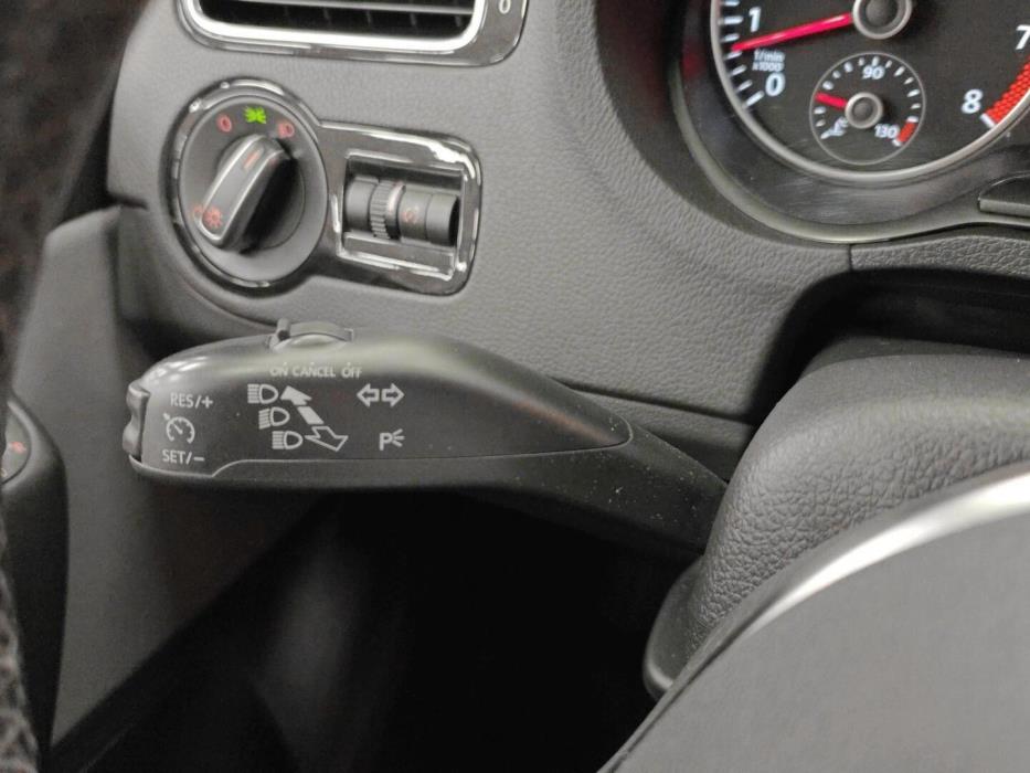 VOLKSWAGEN Polo 2013