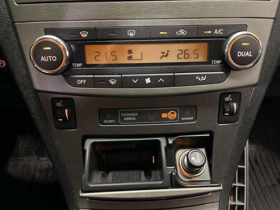TOYOTA Avensis 2011