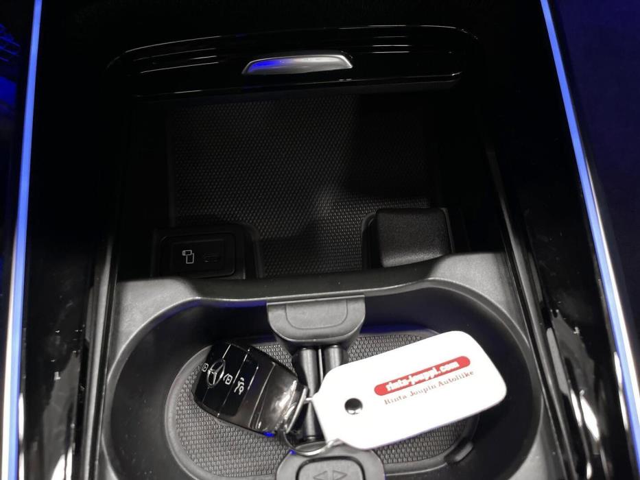 MERCEDES-BENZ EQA 2023