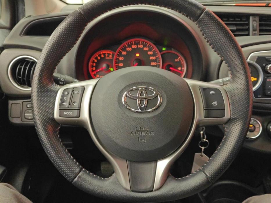 TOYOTA Yaris 2012