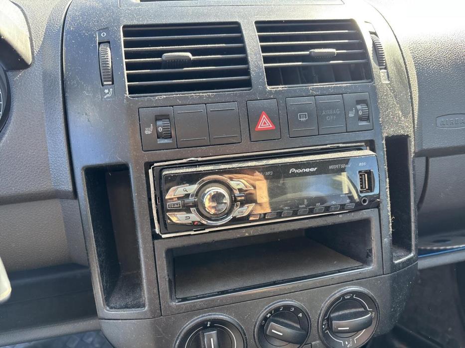 VOLKSWAGEN Polo 2002