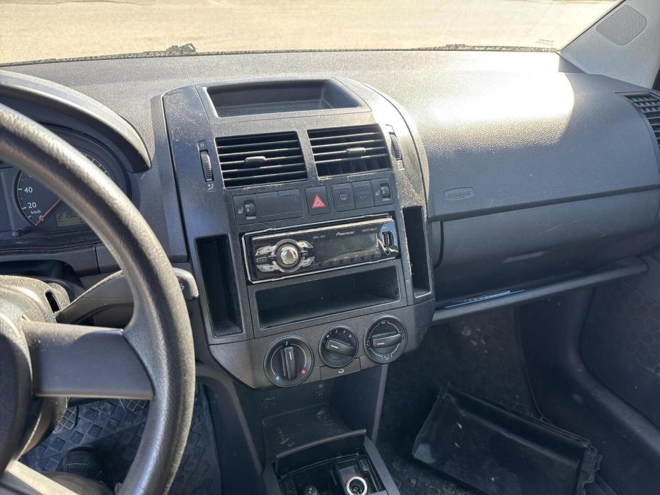 VOLKSWAGEN Polo 2002